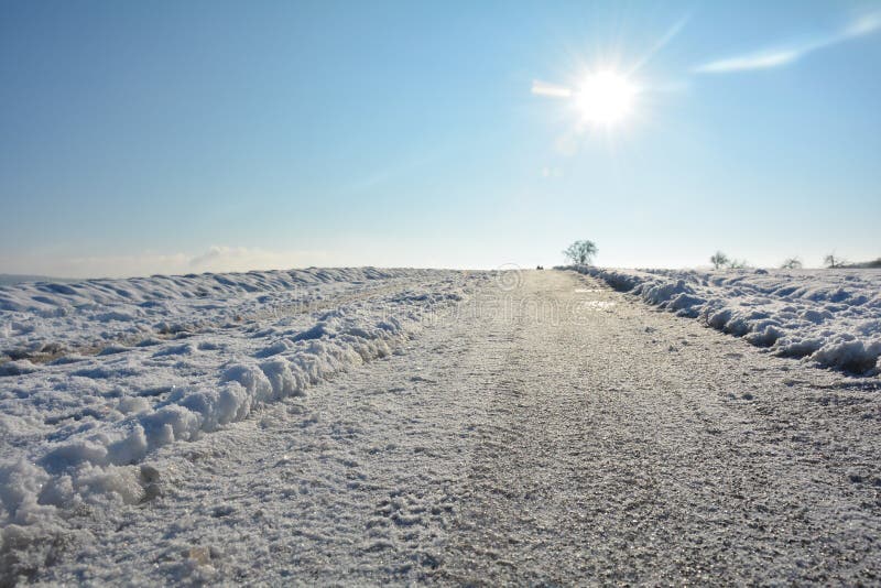 Snowcovered дорога в стране стоковое фото rf