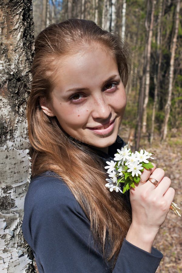 Девушка с подснежниками