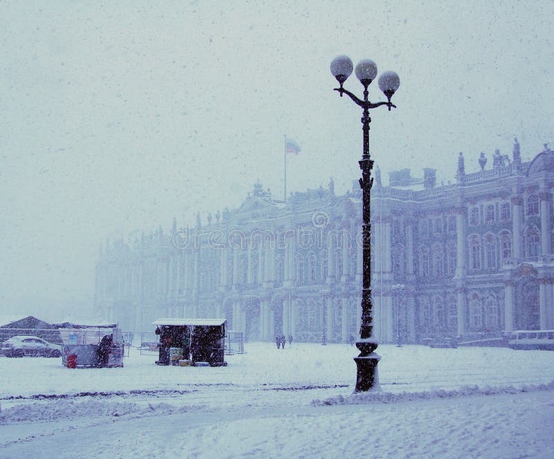 Palacio en de acuerdo a pesado nevada.