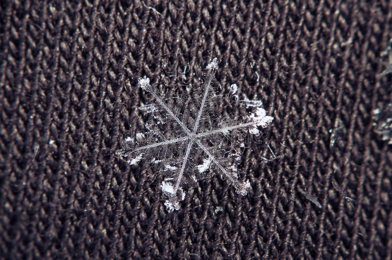 Snowflake όμορφο στο γκρίζο υπόβαθρο στοκ φωτογραφία με δικαίωμα ελεύθερης χρήσης