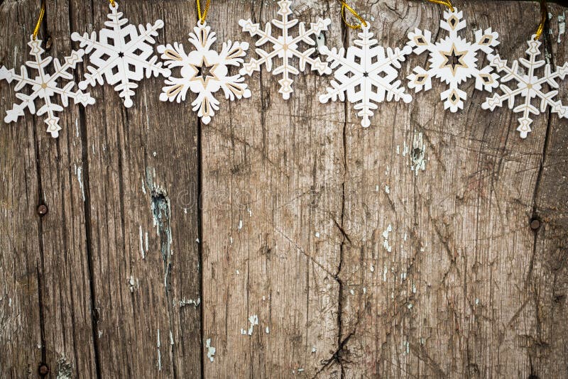 Snowflakes σύνορα στο ξύλο στοκ εικόνες Snowflakes σύνορα στο ξύλο στοκ εικόνες