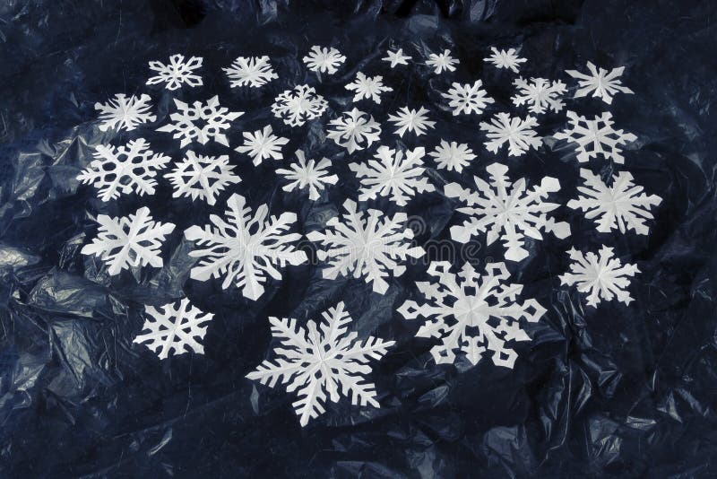 Snowflakes της Λευκής Βίβλου στο σκούρο μπλε υπόβαθρο