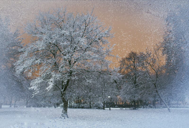 Bella notte d'inverno visto attraverso gelido della finestra.