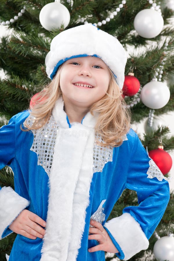 Snowmaiden feliz na árvore de Natal imagem de stock royalty free Snowmaiden feliz na árvore de Natal imagem de stock royalty free