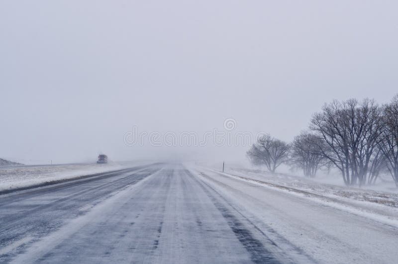 Arado de neve na autoestrada fotos de stock royalty free