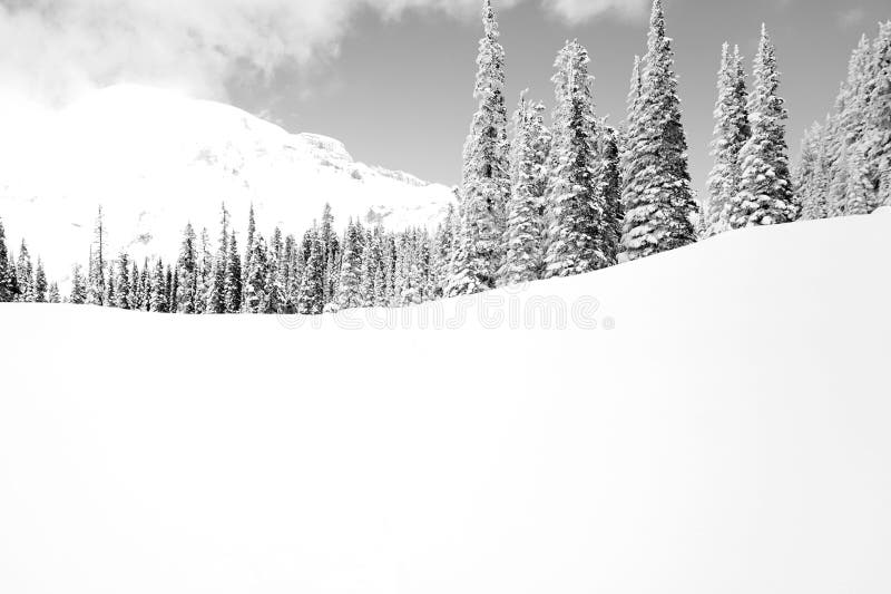 Snowy-Berglandschaft lizenzfreie stockfotografie Snowy-Berglandschaft lizenzfreie stockfotografie
