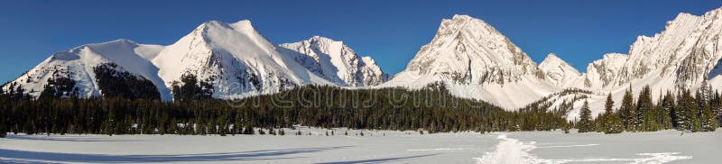 Snowy-Bergspitze-panoramische Landschaftskalter Winter Kananaskis Alberta Canada lizenzfreie stockfotos Snowy-Bergspitze-panoramische Landschaftskalter Winter Kananaskis Alberta Canada lizenzfreie stockfotos
