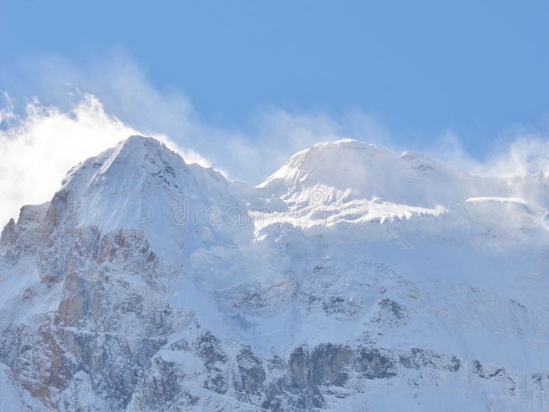 Snowy-Bergspitze voll mit Schneelandschaft im klaren blauen Himmel lizenzfreie stockfotografie Snowy-Bergspitze voll mit Schneelandschaft im klaren blauen Himmel lizenzfreie stockfotografie