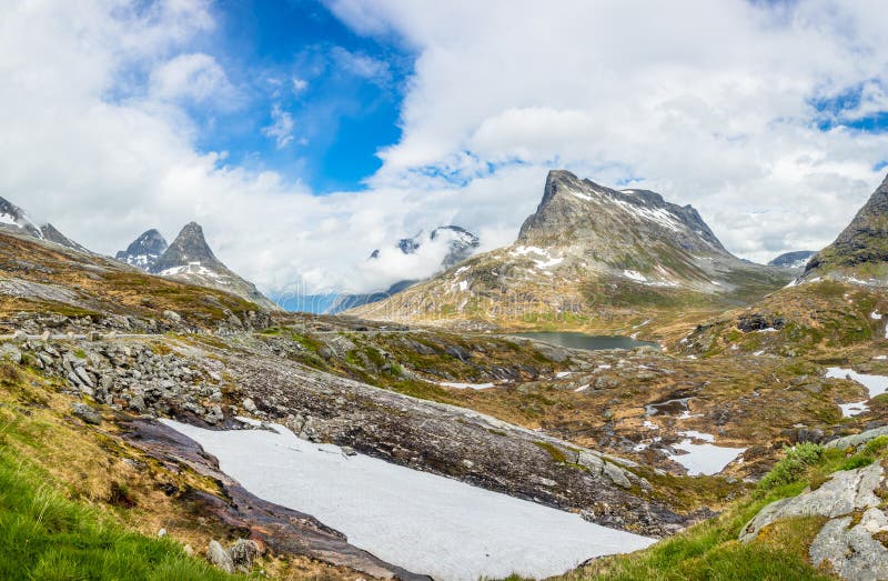 Snowy-Gebirgsspitzen um Alnesvatnet Seepanorama, Weg von trolles, Trollstigen, Rauma-Stadtbezirk, mehr og Romsdal, Grafschaft stockfoto Snowy-Gebirgsspitzen um Alnesvatnet Seepanorama, Weg von trolles, Trollstigen, Rauma-Stadtbezirk, mehr og Romsdal, Grafschaft stockfoto
