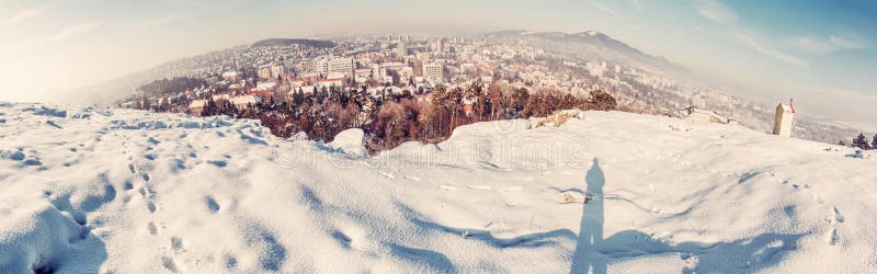 Zasněžená krajina s městem Nitra, Slovensko, červený filtr