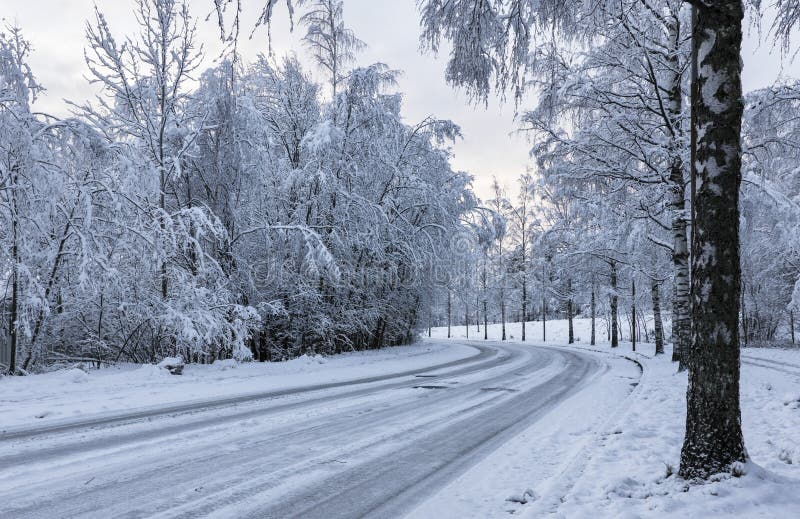 Nevoso un scivoloso strade sul finlandia a il primo la neve.