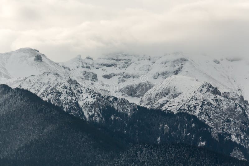 Montagne innevate in un giorno nuvoloso.