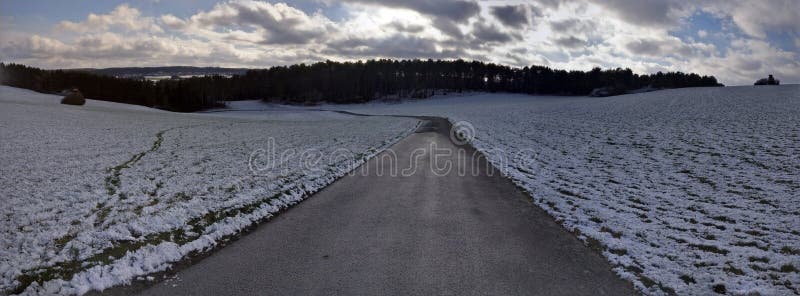 Snowy-Panorama der Landschaft im Winter im Eifel lizenzfreie stockbilder Snowy-Panorama der Landschaft im Winter im Eifel lizenzfreie stockbilder