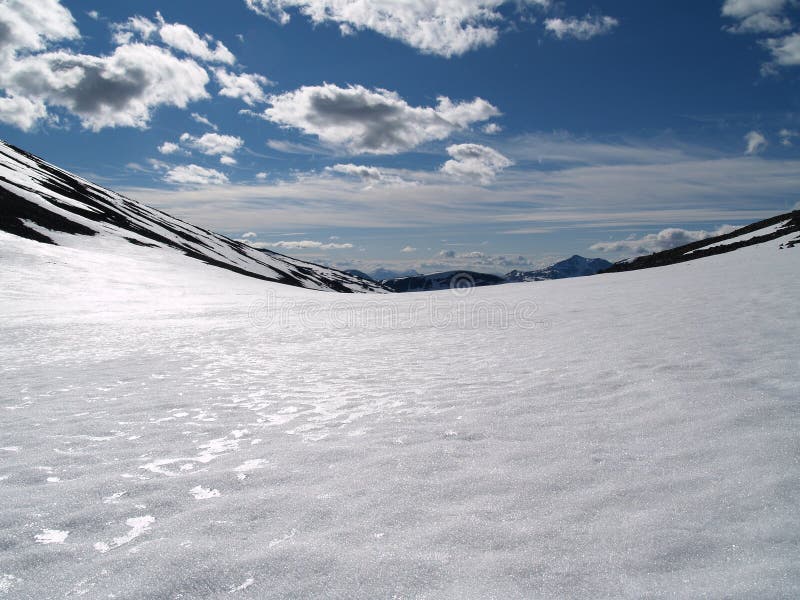 Snowy saddle between Vierramvare and Kebnekaise