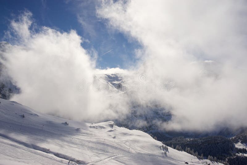 Snowy Ski Slope in Lenk, Adelboden, Svizzera fotografia stock Snowy Ski Slope in Lenk, Adelboden, Svizzera fotografia stock