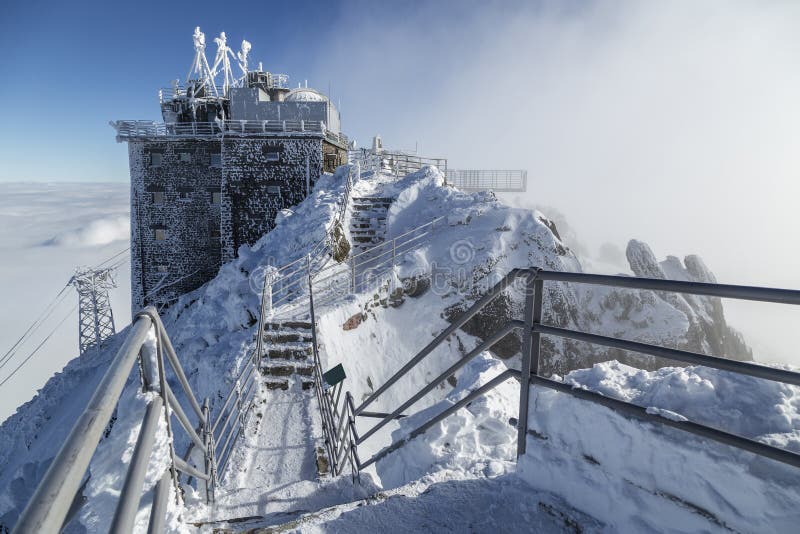 Zasněžené, zimní, pohled na Vysoké Tatry, štít Lomnický štít, Slovensko.