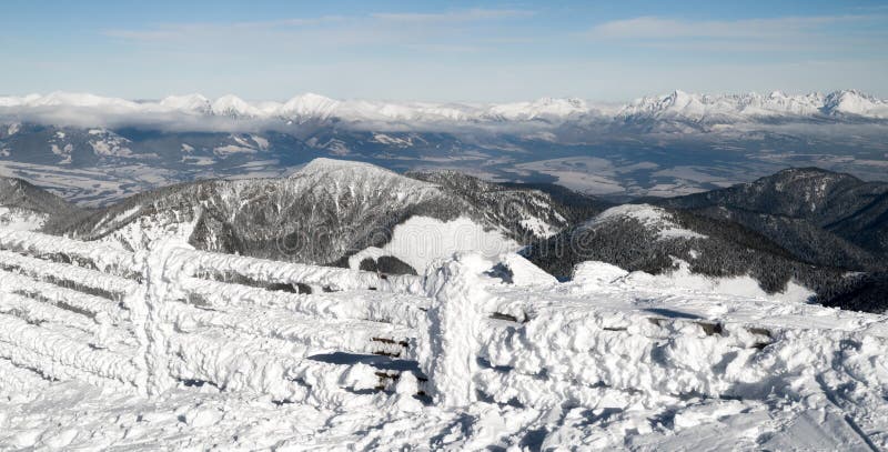 Zasnežené zimné kopce vo Vysokých Tatrách z Nízkych Tatier, Slovensko