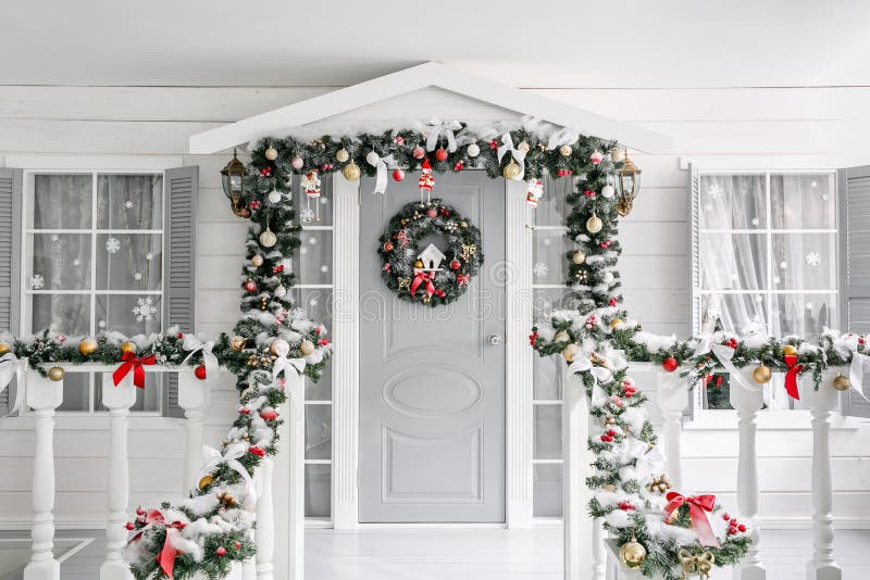 Snowy-Winterwald und knorrige breite Spuren Portal ein kleines Haus mit einer verzierten Tür mit einem Weihnachtskranz Hölzernes