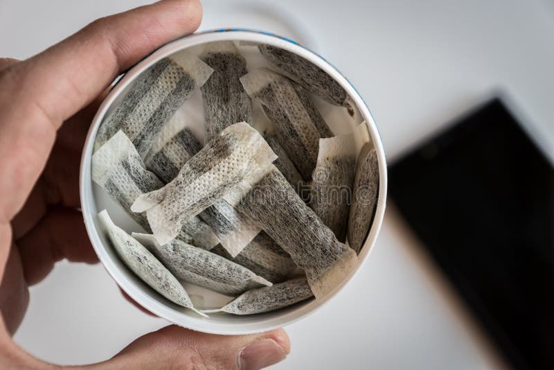 Snus - una caja de Snus, un producto de tabaco húmedo del polvo foto de archivo libre de regalías Snus - una caja de Snus, un producto de tabaco húmedo del polvo foto de archivo libre de regalías
