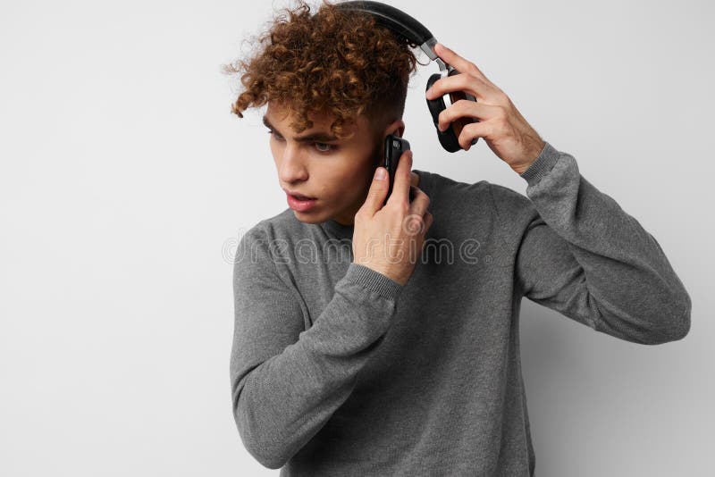 Snygg headphone-musikteknik med isolerad telefonbakgrund royaltyfria foton