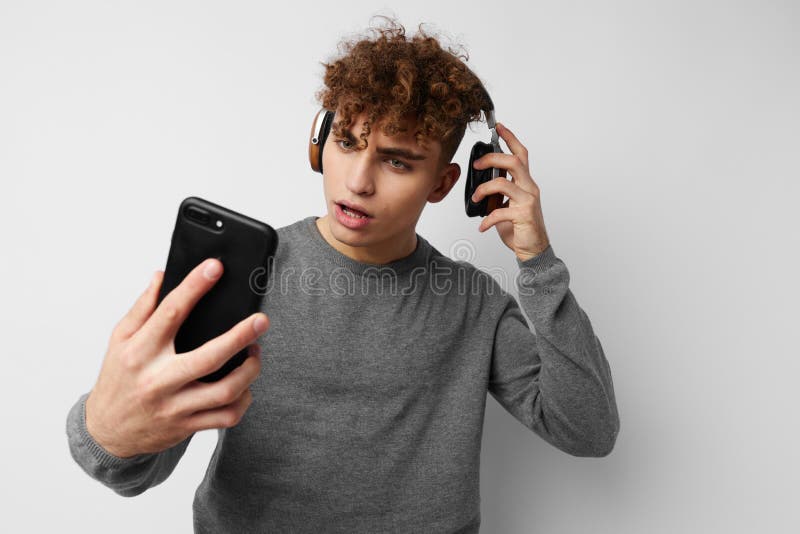 Snygg headphone-musikteknik med telefonbakgrund royaltyfri fotografi