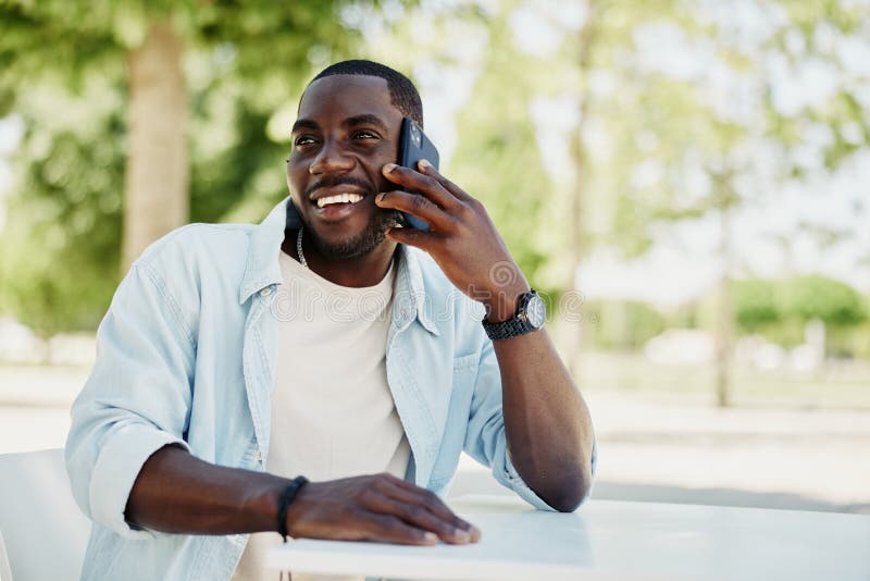 Snygg kille, glad teknik, manlig livsstil, portrera unga män på vuxentelefon arkivfoton