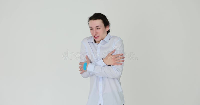 Snygg kille som känner sig kall på vit bakgrund arkivfilmer