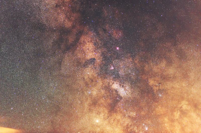 Snyggt, mjölkaktigt, galaxartat Djupt utrymme nebuli Astronomisk bakgrund royaltyfri foto