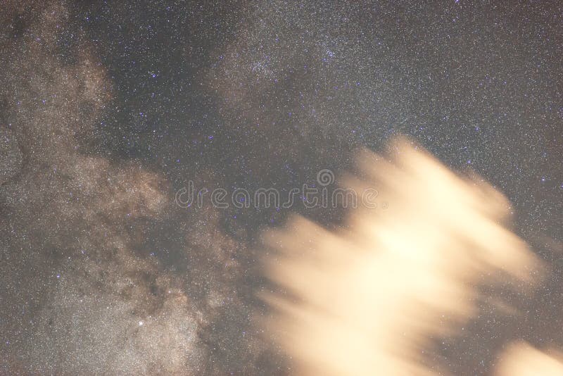 Snyggt, mjölkaktigt, galaxartat Djupt utrymme nebuli Astronomisk bakgrund royaltyfria foton