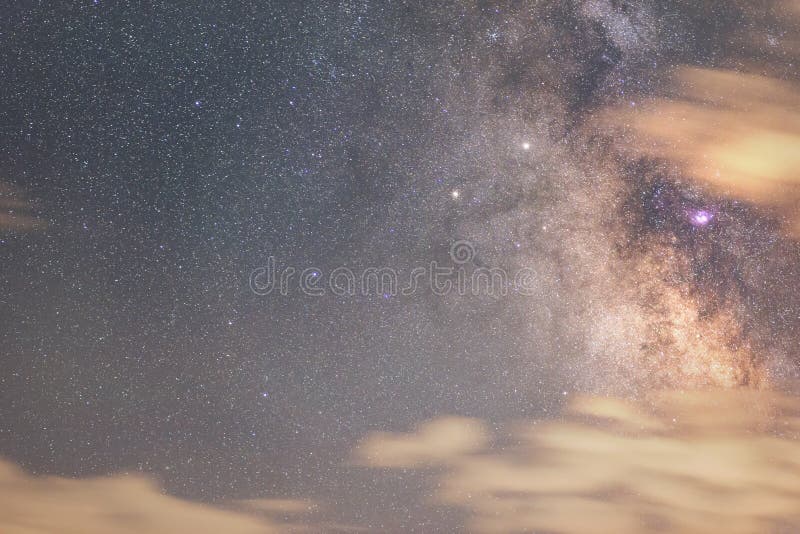 Snyggt, mjölkaktigt, galaxartat Djupt utrymme nebuli Astronomisk bakgrund fotografering för bildbyråer