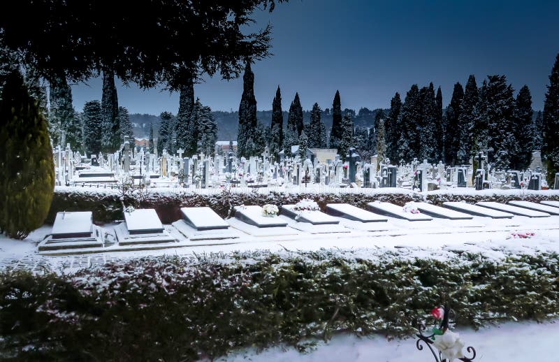 Snöa i kyrkogårdSten Jose Burgos royaltyfri bild Snöa i kyrkogårdSten Jose Burgos royaltyfri bild