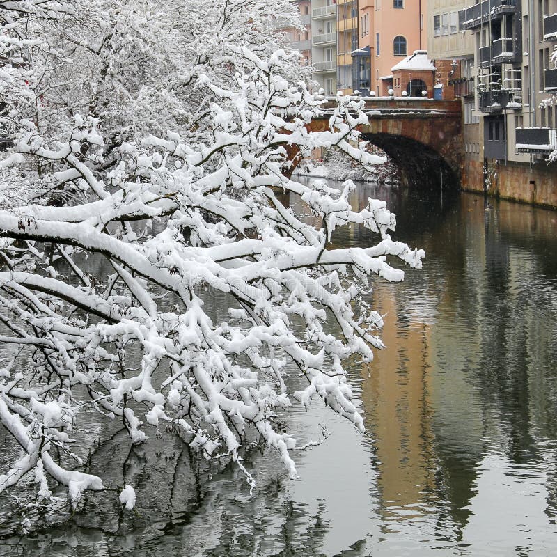Snöa Pegnitz- för den dolda filialfloden den gamla staden Nuremberg, Tyskland royaltyfria foton Snöa Pegnitz- för den dolda filialfloden den gamla staden Nuremberg, Tyskland royaltyfria foton