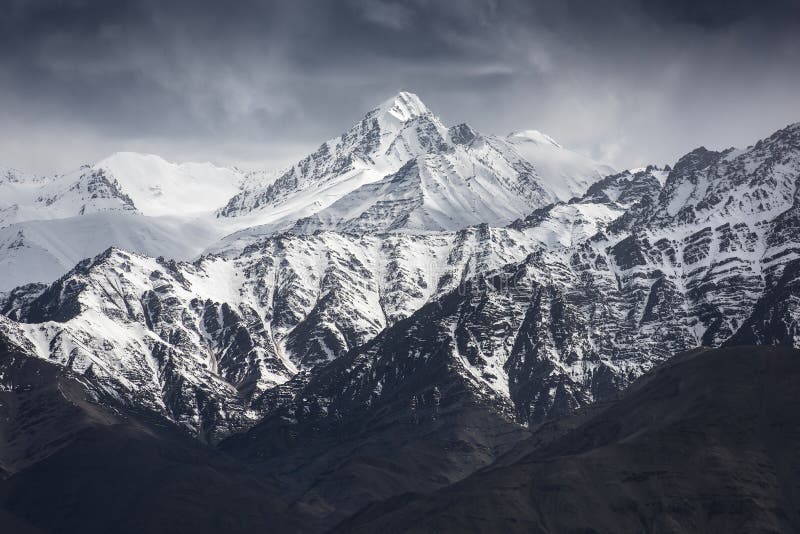Snöberg med blå himmel från Leh Ladakh Indien arkivfoton Snöberg med blå himmel från Leh Ladakh Indien arkivfoton