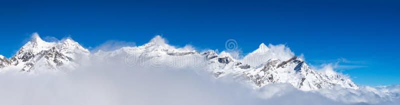 snöberg runt om det Matterhorn maximumet arkivbilder snöberg runt om det Matterhorn maximumet arkivbilder