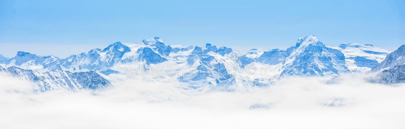 Snöbergskedjalandskap med blå himmel arkivbilder Snöbergskedjalandskap med blå himmel arkivbilder