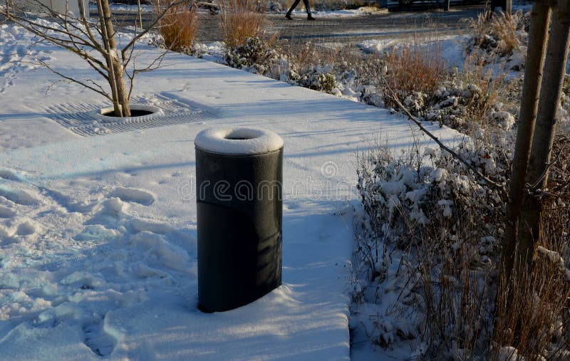 Snöfall med ett litet snöskikt. ett rutnät med runt hål royaltyfri bild