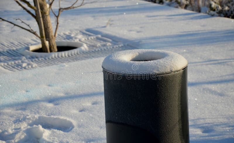 Snöfall med ett litet snöskikt. ett rutnät med runt hål arkivfoto