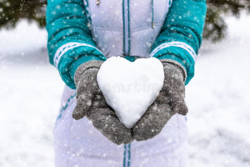 Snöhjärta i kvinnas heand Vinterromantikerbegrepp royaltyfri foto Snöhjärta i kvinnas heand Vinterromantikerbegrepp royaltyfri foto