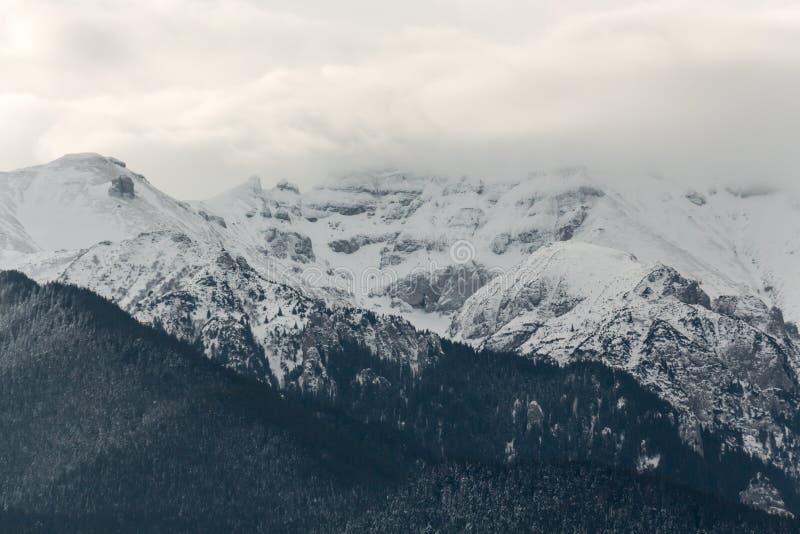 Snöig berg arkivfoto