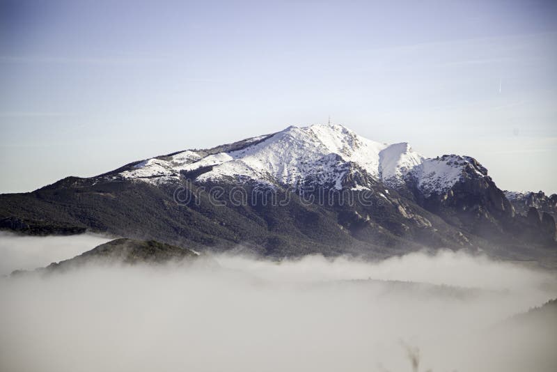 Snöig bergdimma royaltyfri foto Snöig bergdimma royaltyfri foto