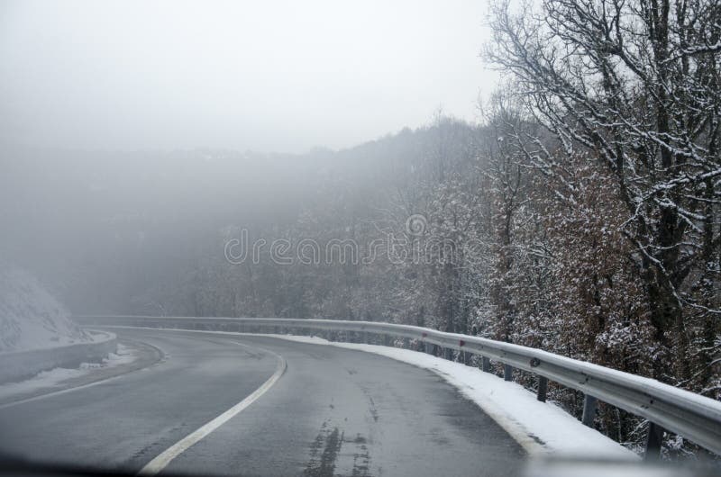 snöig bergvägsnö som göras klar med träd