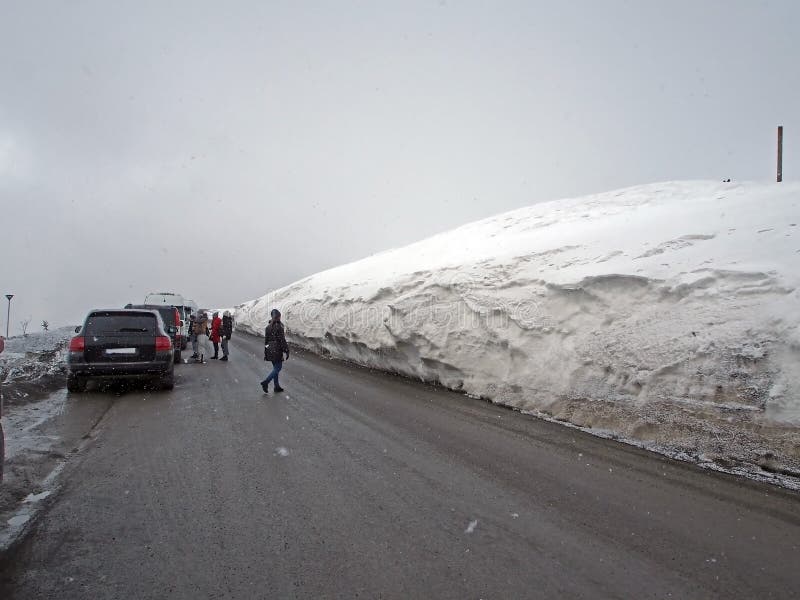 Snöig landskap längs den georgiska militära vägen på våren arkivfoto Snöig landskap längs den georgiska militära vägen på våren arkivfoto
