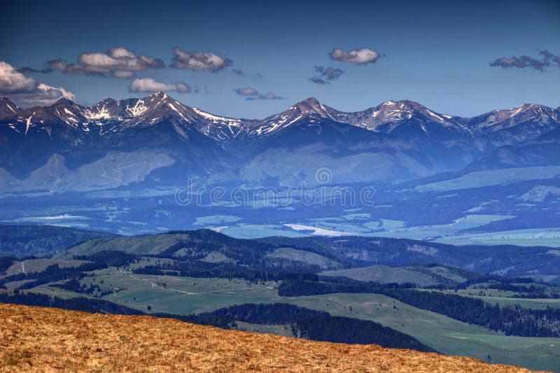 Snöig maxima och gröna kullar i västra Tatras, Liptov, Slovakien fotografering för bildbyråer Snöig maxima och gröna kullar i västra Tatras, Liptov, Slovakien fotografering för bildbyråer