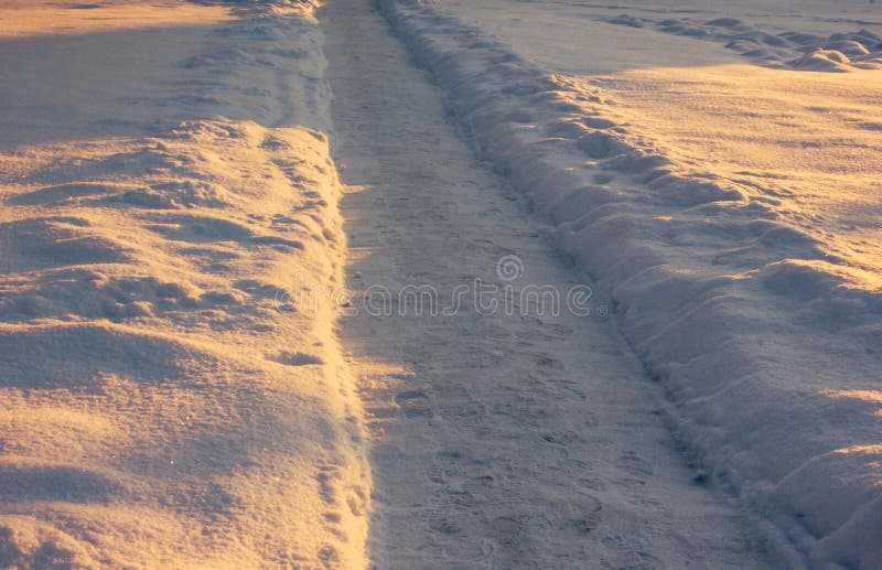 Snöig vandringsled i en bygd royaltyfri foto Snöig vandringsled i en bygd royaltyfri foto