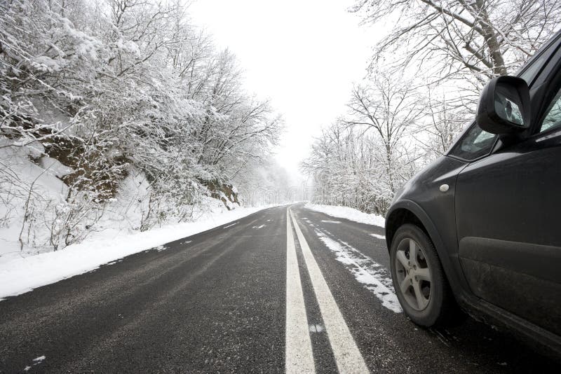 snöig vinter för bilväg arkivbilder snöig vinter för bilväg arkivbilder