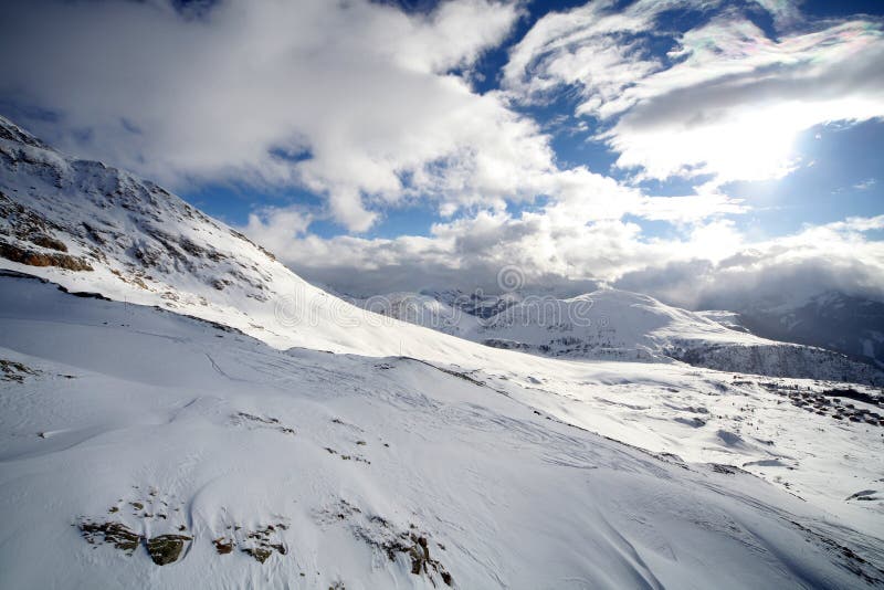 snöig vinter för dröm- berg arkivbild snöig vinter för dröm- berg arkivbild