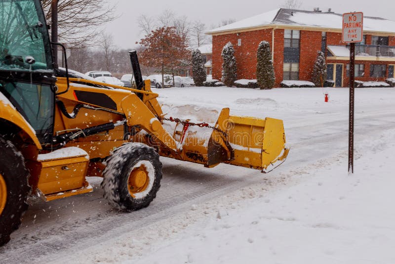 Snöplog som gör borttagning efter en häftig snöstorm arkivfoton Snöplog som gör borttagning efter en häftig snöstorm arkivfoton