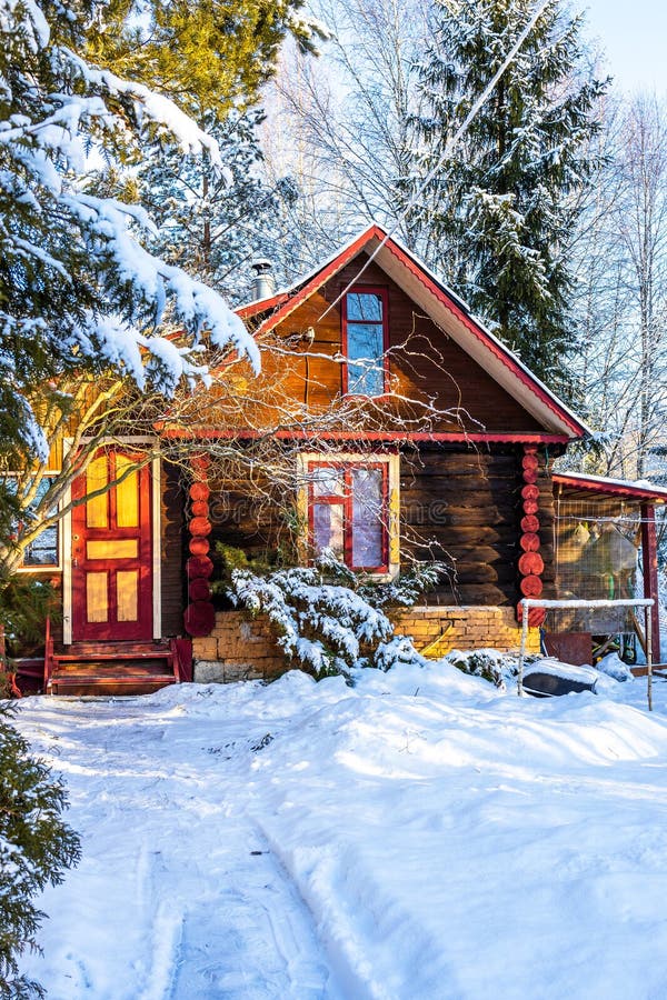 Snöstig och logaritmhus på vintern fotografering för bildbyråer