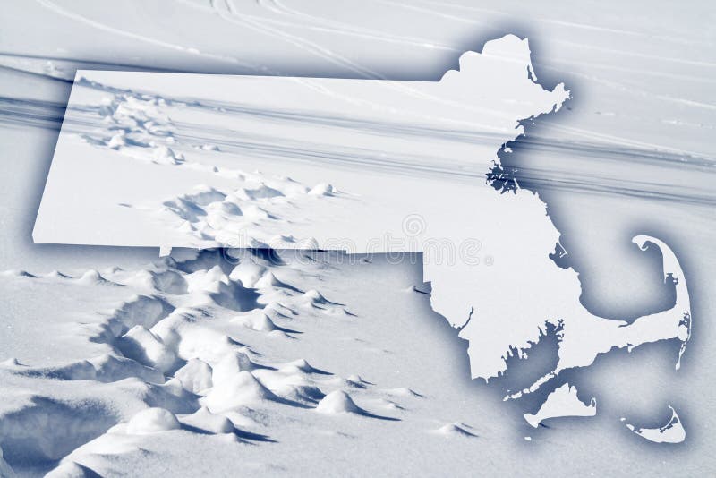 Snöstig och spår i fint soligt vinterväder med karta över Massachusetts delstat USA arkivfoton
