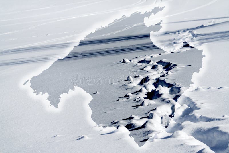 Snöstig och spår på den fina soliga vinterväderkartan på ön Mallorca royaltyfri fotografi